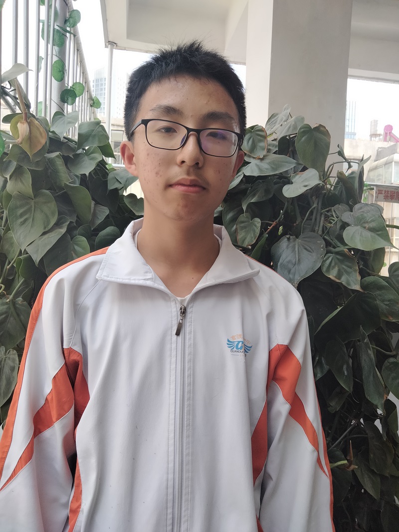 李毅伟  英语单科状元  优秀班干部.jpg